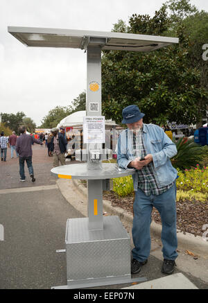 Solarbetriebene neu Ladestation an Downtown Arts Festival in Gainesville, Florida. Stockfoto