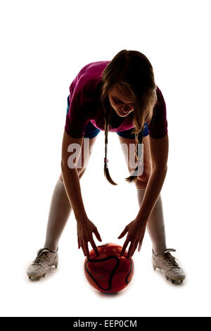 Silhouette der Mädchen spielen Fußball auf dem weißen Stockfoto