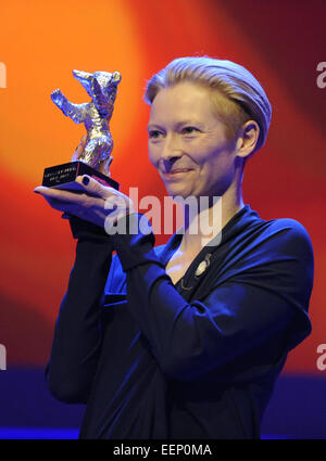 Präsident der Jury der Berlinale Tilda Swinton hält den silbernen Bären bei der Verleihung der Berlinale am 14. Februar 2009. Stockfoto