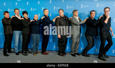 Schauspieler (R-l) Matt Damon, Jean Dujardin, George Clooney, John Goodman, Bill Murray, Bob Balaban, Dimitri Leonidas, Hugh Bonneville und Justus von Dohnanyi während der Fototermin von «The Monuments Men» am 8. Februar 2014 bei der 64. Internationalen Filmfestspiele in Berlin. Stockfoto