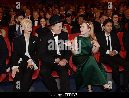 US-Schauspieler Bill Murray (M) und britische Schauspielerin Tilda Swinton (l) sitzen neben irischen Schauspielerin Una Saoirse Ronan und US-Schauspieler Tony Revolori während der Premiere des Eröffnungsfilms 'The Grand Budapest Hotel"während der 64. Internationalen Filmfestspiele am 6. Februar 2014. Stockfoto