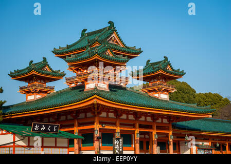 Traditionelle japanische Architektur auf dem Display an Heian-Schrein in Kyōto, Japan. Stockfoto