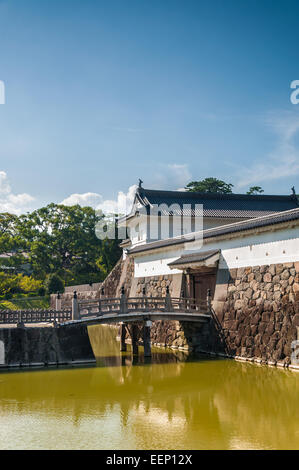 Eine kleine Fußgängerbrücke führt über den Graben, der Burg Odawara in Odawara, Japan umgibt. Stockfoto