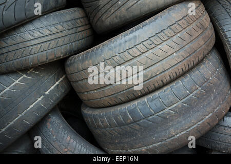 Stapel der alten abgenutzten Reifen für Recycling Stockfoto