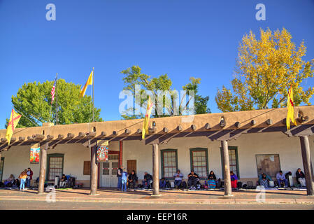 Indian Market, Gouverneurs Palast (erbaut 1610), Plaza Santa Fe, Santa Fe, New Mexico, USA Stockfoto