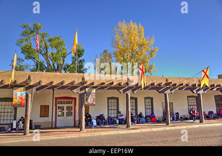 Indian Market, Gouverneurs Palast (erbaut 1610), Plaza Santa Fe, Santa Fe, New Mexico, USA Stockfoto