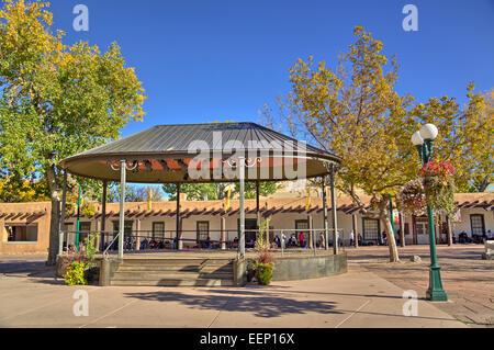 Pavillon (vorne), Indian Market, Gouverneurs Palast (erbaut 1610), Plaza Santa Fe, Santa Fe, New Mexico, USA Stockfoto