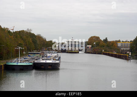 Sperren Sie auf dem Rhein-Herne-Kanal, Gelsenkirchen-Horst, Deutschland. Stockfoto