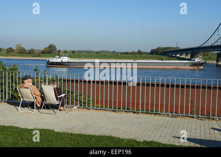 Älteres Ehepaar sitzen am Ufer des Rheins, Krefeld, Deutschland. Stockfoto