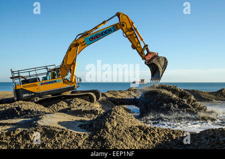 Poole Strand Nachschub 2014.  Sand Pumpen entlang Poole die Sandbänke am Meer. Stockfoto