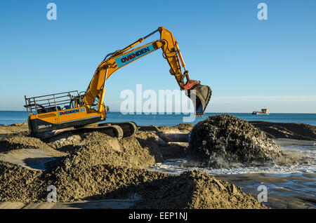 Poole Strand Nachschub 2014.  Sand Pumpen entlang Poole die Sandbänke am Meer. Stockfoto