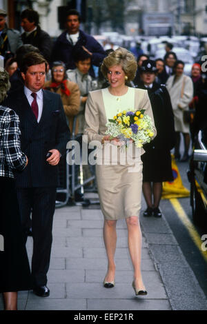 DIANA, PRINZESSIN VON WALES ALS SCHIRMHERRIN, NIMMT AN DER UNTERSTÜTZUNG DES GEALTERTEN INDUSTRIE- UND HANDELSESSEN IM CLARIDGES IN LONDON, GROSSBRITANNIEN, TEIL. Ca. 1989. Stockfoto