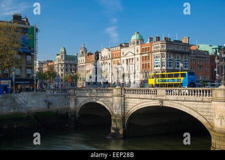 Verkehr auf O' Connell Bridge über den Fluss Liffey, Eire, Dublin, Irland Stockfoto