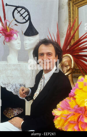 David Schilling. Englischer Müller, Bildhauer, Mode und Innenarchitekt, Synonym für extravagante Hüte und Kleidung. 1989 Stockfoto