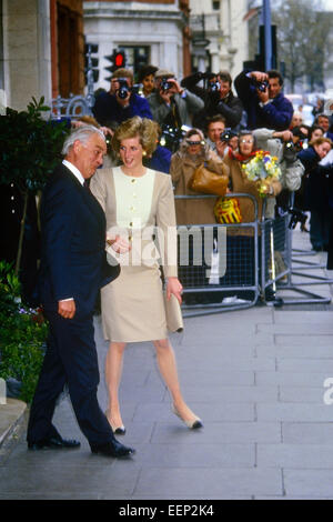 DIANA, PRINZESSIN VON WALES ALS SCHIRMHERRIN, NIMMT AN DER UNTERSTÜTZUNG DES GEALTERTEN INDUSTRIE- UND HANDELSESSEN IM CLARIDGES IN LONDON, GROSSBRITANNIEN, TEIL. Ca. 1989. Stockfoto