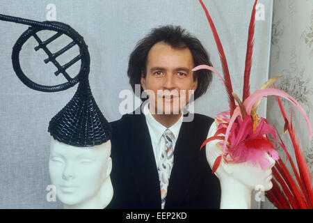 David Schilling. Englischer Müller, Bildhauer, Mode und Innenarchitekt, Synonym für extravagante Hüte und Kleidung. Ca. 1989 Stockfoto