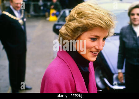 Die Prinzessin von Wales, Prinzessin Diana, besucht das Relate Marriage Guidance Centre in Barnett, North London, 29. November 1988 Stockfoto