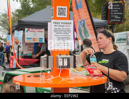 Solarbetriebene neu Ladestation an Downtown Arts Festival in Gainesville, Florida. Stockfoto