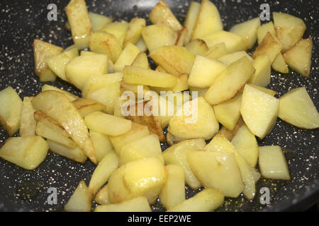 gesundes Gemüse: Kartoffeln in der Pfanne Stockfoto