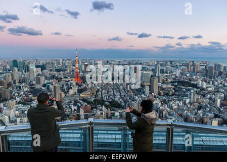 Touristen machen Sie Fotos von Tokyo Tower von Mori Tower am 2. Januar 2015 in Tokio, Japan. Stockfoto