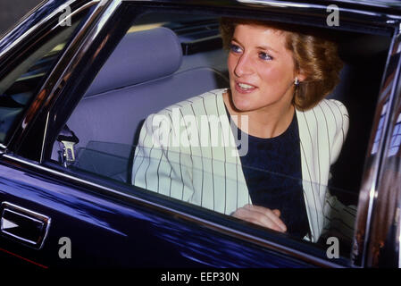 Diana, Prinzessin von Wales, trägt eine schwarz-weiße Nadelstreifenjacke in einem Chauffeur-Auto ohne Sicherheitsgurt, London, England. 1989 Stockfoto