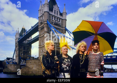 Weibliche Punkrocker posiert vor der Tower Bridge. London. Ca. 1985 Stockfoto