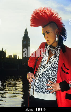 Punk-Rocker Matt Belgrano, „der Gentleman Punk“, trägt eine rote Teddy Boy Drape Jacke. London, England, Großbritannien, um 1980 Stockfoto