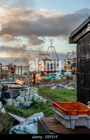 Lagerfeuer am Strand von The Stade Angeln. Hastings. East Sussex. England Stockfoto