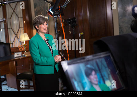US-Senator Joni Ernst von Iowa bereitet sich auf die republikanische Reaktion auf die Obamas Rede zur Lage der Union zu liefern, während ein Pre-Aufzeichnung aus dem Senat Armed Services Committee Zimmer 20. Januar 2014 in Washington, DC. Stockfoto