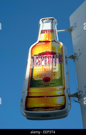 Desperados Bier Flasche Zeichen vor einem Nachtclub in Albufeira Portugal Stockfoto