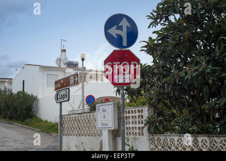 Stop-Schild in Praia da Luz mit "stop McCann Circus" darauf geschrieben Stockfoto