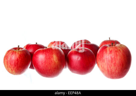 Schließen Sie Shot Reihe von natürlichen gesunden leckere frische rote Äpfel isoliert auf weißem Hintergrund Stockfoto