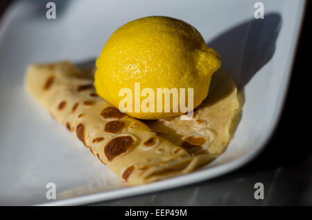 Pfannkuchen Sie auf einem Teller mit einer Zitrone. Eine beliebte Pfannkuchen ist, Zitrone und Zucker Stockfoto