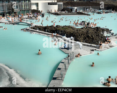 Blue Lagoon Natur Bad in der Nähe von Grindavik South Island in hellem Sonnenlicht. Stockfoto