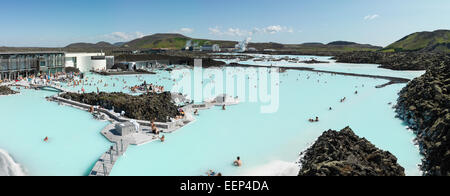 HighRes Panorama von der blauen Lagune Bad in der Nähe von Grindavik South Island in hellem Sonnenlicht. Stockfoto