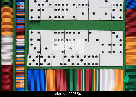 Tabelle Spiel Set, Fische und Domino-Blöcke Stockfoto