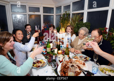 Familie genießen Weihnachtsessen mit allen Generationen. Stockfoto