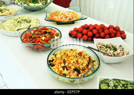Salat-Buffet bei einer Hochzeitsfeier. Stockfoto