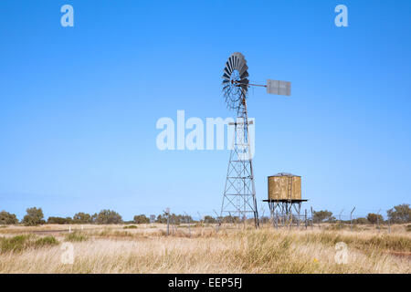 Frewena Bohrung entlang der Barkly Highway mit Windmühle Pumpen trug Wasser in den Tank, Northern Territory, Australien Stockfoto