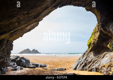 Große Höhle am goldenen Sandstrand bei Holywell Bay Cornwall England UK Europe Stockfoto