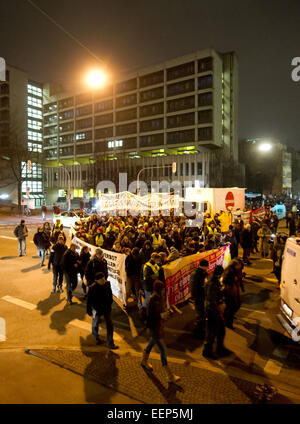 München, Deutschland. 20. Januar 2015. Demonstranten gehen vorbei an das Oberlandesgericht, in dem der NSU (National Socialist unterirdisch)-Prozess, an der Nymphenburger Straße in München, Deutschland, 20. Januar 2015 stattfindet. Die Initiative "Keupstrasse ist Ueberall' (lit.) Keup Straße ist überall) für die Demonstration aufgerufen, um sich gegen Rassismus und Fremdenfeindlichkeit zu positionieren und eine nahtlose Erklärung für die NSU Morde und Anschläge zu verlangen. Foto: TOBIAS HASE/Dpa/Alamy Live News Stockfoto