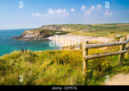 Mit Blick auf den Strand von Gunwalloe Kirche Cove Cornwall England UK Europe Stockfoto