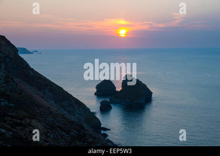 Sonnenuntergang über Klippen am Bassetts Cove North Klippen Cornwall England UK Europe Stockfoto