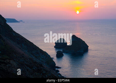 Sonnenuntergang über Klippen am Bassetts Cove North Klippen Cornwall England UK Europe Stockfoto