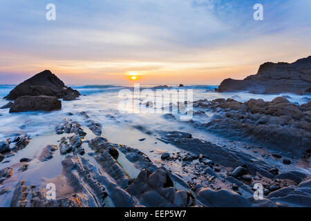 Atemberaubenden Sonnenuntergang am Strand von Sandymouth in der Nähe von Bude North Cornwall England UK Europe Stockfoto