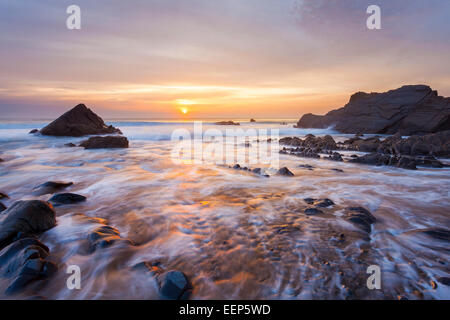 Atemberaubenden Sonnenuntergang am Strand von Sandymouth in der Nähe von Bude North Cornwall England UK Europe Stockfoto