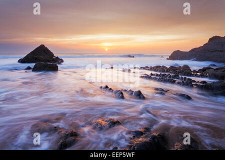 Atemberaubenden Sonnenuntergang am Strand von Sandymouth in der Nähe von Bude North Cornwall England UK Europe Stockfoto