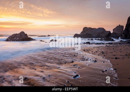 Atemberaubenden Sonnenuntergang am Strand von Sandymouth in der Nähe von Bude North Cornwall England UK Europe Stockfoto