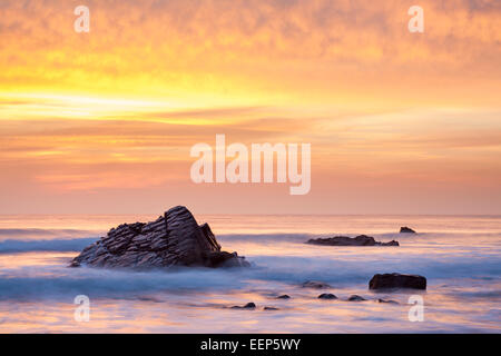 Atemberaubenden Sonnenuntergang am Strand von Sandymouth in der Nähe von Bude North Cornwall England UK Europe Stockfoto