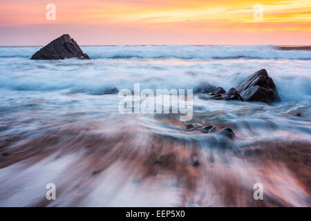 Atemberaubenden Sonnenuntergang am Strand von Sandymouth in der Nähe von Bude North Cornwall England UK Europe Stockfoto